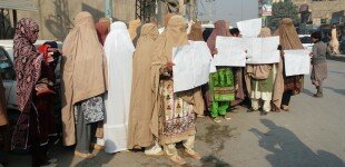 د فاټا مختلفو ايجنسو هيلت ورکرانو تنخواګانو بنديدو په ضد احتجاج کړے